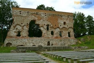 Замок был повреждён во время осады 1560 