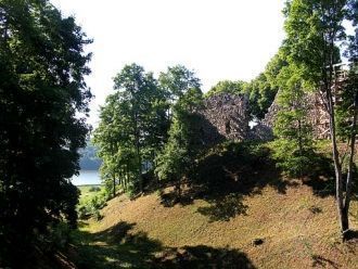 Сейчас это скорее просто развалины в пар