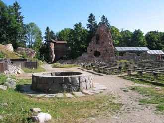 Развалины находятся около церкови апосто