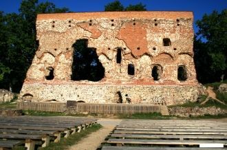 В 1300 году крепость перестроили в замок