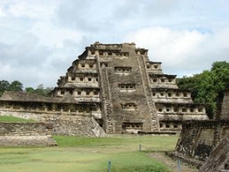 Несколько пирамидальных храмов находится