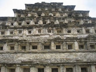 Квадратная в плане пирамида ориентирован