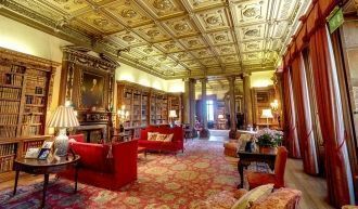 У дальней стены стоит массивный книжный 