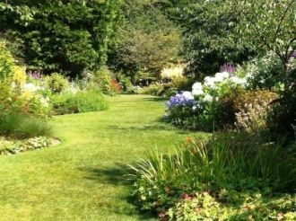 Замок Highclere окружает тысячеакровый п