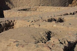 Одна из 24 п-образных башен - укрепленни