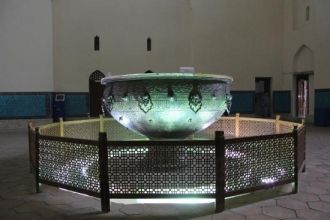 В центре зала находится ритуальный котел