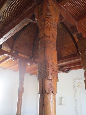 Резные деревянные колонны, сохранившиеся