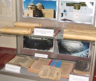 Рядом с мавзолеем расположено здание муз