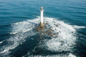 Вид на Маяк Белл-Рок с высоты птичьего п