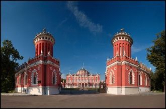 В 1998 году Петровский путевой дворец бы