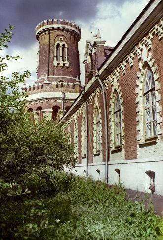 Дворец построен в стиле русской готики с