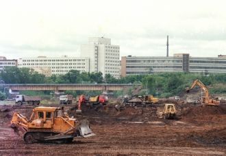 В 1991г. архитектор Борис Тхор озвучил м