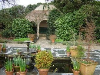 Также территория сада вмещает в себя: ал