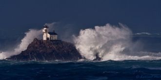 Маяк Тевеннек на картине. Путеводный ого