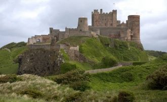 В 993-м Беббанбург был уничтожен викинга