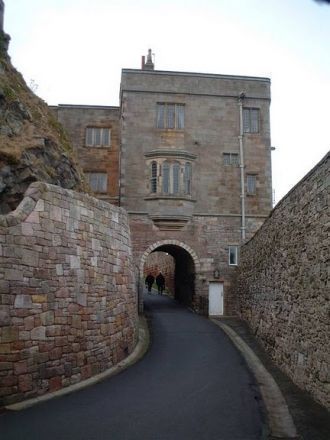 В последующие сто лет замок активно укре