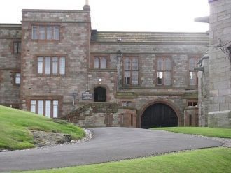 На протяжении 400 лет замком – по поруче