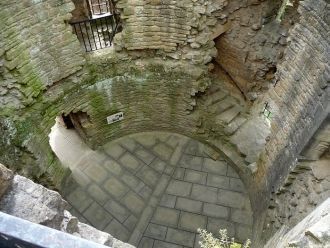 Замок Барнард состоит из четырех частей,