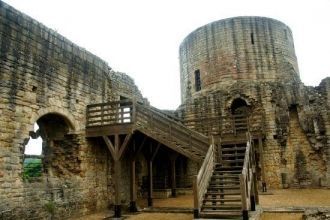 В 1216 году Барнард был осаждён шотландс