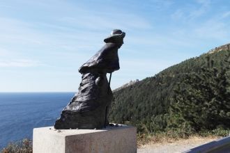 Памятник паломнику, который идет к Краю 