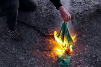 Сжигание одежды паломником на Краю Земли