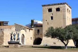 В крепости расположена сторожевая башня,