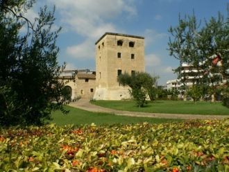 Его поддерживают на протяжении многих ст