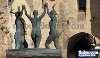 В саду расположена скульптура художника 