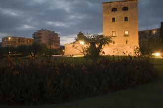 Старая башня Торре Велья в Салоу в вечер