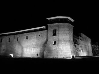 Помимо самого замка была сильно облагоро