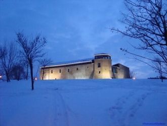Замок Кастелло Аголанти зимой в снегу.