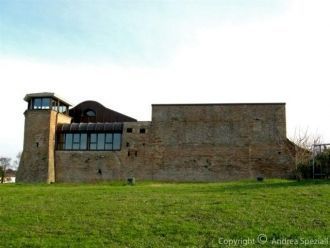 Замок был построен на большом холме за п