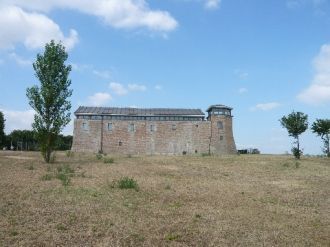 Замок стоит на холме за пределами города