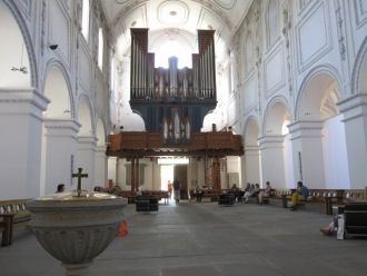 Интерьер церкви и орган.