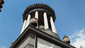 Крыша купола изнутри облицована настоящи