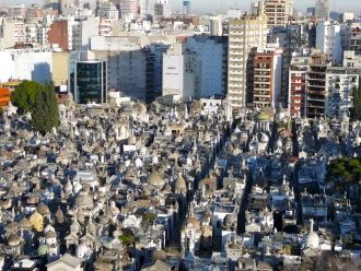 Расположено кладбище в самом центре Буэн