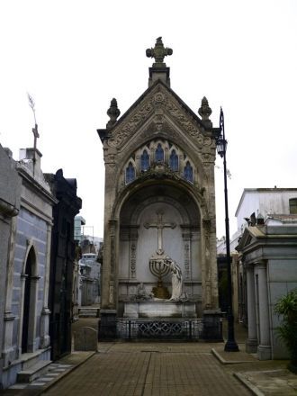 Самый высокий склеп на кладбище.