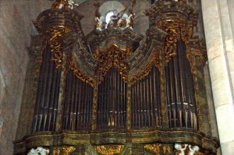 Архитектура храма XII—XIII веков содержи