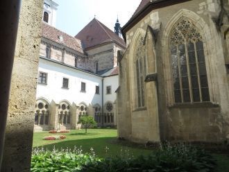 Находится в южной части Венского Леса, п