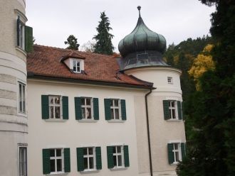 Само здание выкрашено в белый цвет, венч