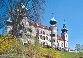 Некоторые башенки полукруглые, некоторые