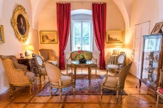 Одновременно с этим они потеряли право н