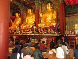 Одной из них является статуя Будды Шакья