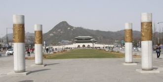 Перед воротами находится площадь Кванхва