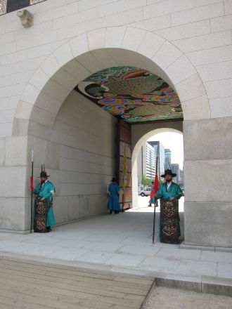 Левая створка декорирована изображением 