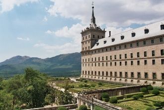 Эль Эскориал состоит из двух архитектурн