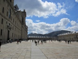 Постройка Эль Эскориала продолжалось с 1