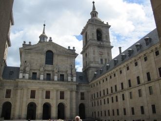 В 1567 году строительство продолжил зодч