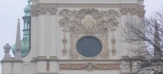 Овальное окно над портиком обрамляет леп