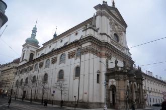 Девять скульптур, установленных на балюс